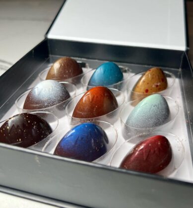 Influencer post of an open Rimini Chocolate box, showing the different colors of chocolates