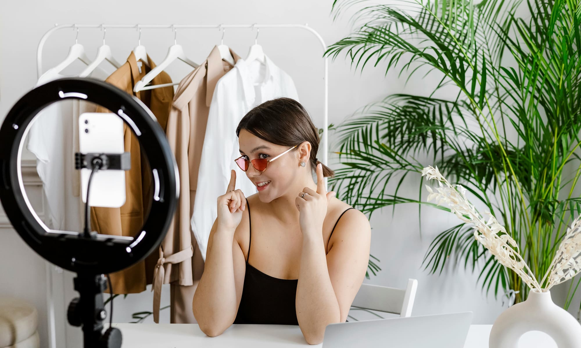 live shopping events: how influencers drive real-time engagement